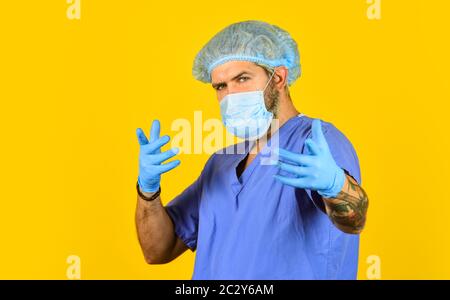 Ständig neue Viren entdeckt. Beginn des Virenausbruchs. Mann Arzt Uniform gelben Hintergrund. Typ des Virus. Coronavirus-Konzept. Erwarten Sie, dass Virus mutiert. Übertragung von Mensch zu Mensch. Stockfoto