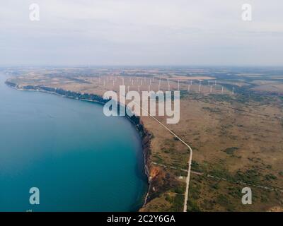 Luftaufnahme des Kaps Kaliakra mit Windturbinen im Hintergrund Schwarzes Meer Bulgarien Stockfoto