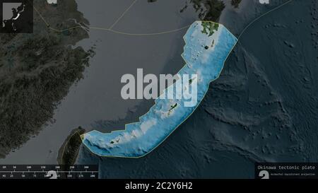 Okinawa-Plattenform, umrissen auf einem abgedunkelten und entsätteten Hintergrund der Satellitenkarte mit informativen Überlagerungen. 3D-Rendering Stockfoto