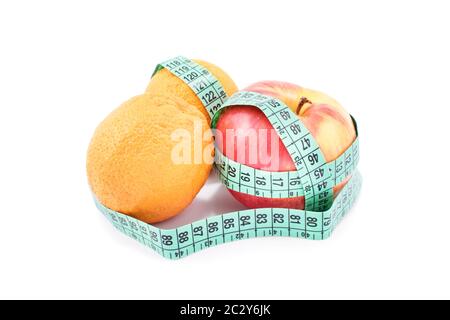 Ernährung, gesunde Ernährung, Gewichtsverlust Konzept. Maßband um Orangen und einen Apfel gewickelt, isoliert auf weißem Hintergrund. Symbol der Vitamin-Diät, s Stockfoto