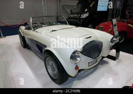 Dreiviertel Vorderansicht eines 1954, Austin Healey 100/4-8, ausgestellt auf der Historics am Brooklands Stand der London Classic Car Show 2019 Stockfoto