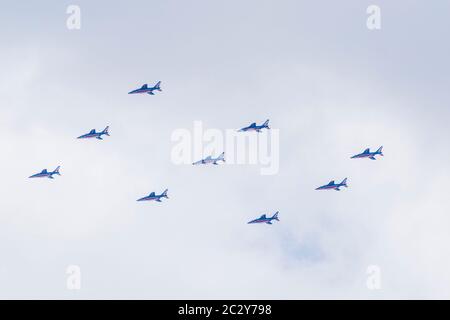 Feste Formation der 9 Flugzeuge, die die französische Luftwaffe anzeigen Team- Patrouille Akrobatique de France Stockfoto