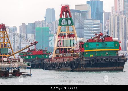 Big Bau kran bei Barge in Hongkong Stockfoto