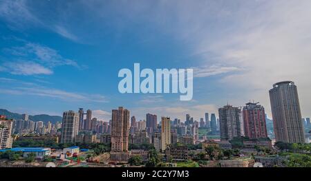 Chongqing, China - August 2019: Panoramablick auf das große Hochhaus Wohn- und Geschäftshäusern im Stadtteil Jiefangbei in der Innenstadt Stockfoto