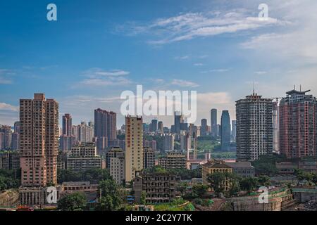 Chongqing, China - August 2019: Panoramablick auf das große Hochhaus Wohn- und Geschäftshäusern im Stadtteil Jiefangbei in der Innenstadt Stockfoto