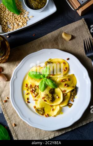 Vegetariano italiano! Tortelli mit gerösteten Pinienkernen und Pesto Basilico Stockfoto