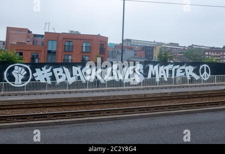 Ein Wandbild von Let US Breathe and Black Lives Matter auf der Penistone Road im Stadtzentrum von Sheffield, South Yorkshire, Großbritannien Stockfoto