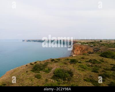 Luftbild Landschaft der Landspitze Meer und Windturbinen Hintergrund Stockfoto