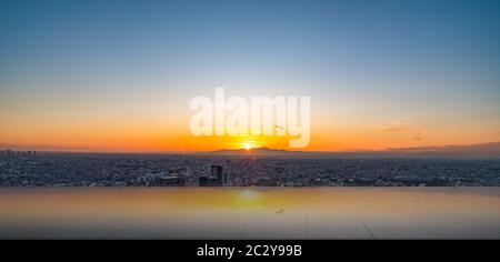 Shibuya Scramble Square wurde im November 2019 in Shibuya, Tokio, Japan eröffnet. Die Dachterrasse 'Shibuya Sky' kann die Aussicht von 229m über der übernehmen Stockfoto
