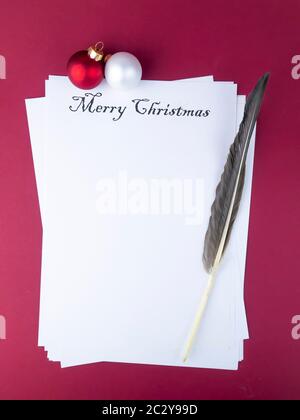 Die aufschrift Frohe Weihnachten auf einem weißen Hintergrund. Urlaub Karte. Für Text platzieren. Der Brief ist mit einem Stift geschrieben. Stockfoto