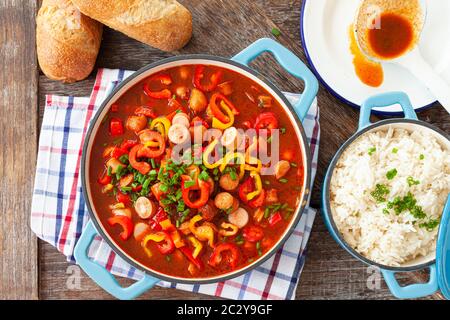 Herzhafter Eintopf mit deutschen Würstchen und Paprika Stockfoto