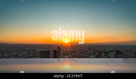 Shibuya Scramble Square wurde im November 2019 in Shibuya, Tokio, Japan eröffnet. Die Dachterrasse 'Shibuya Sky' kann die Aussicht von 229m über der übernehmen Stockfoto
