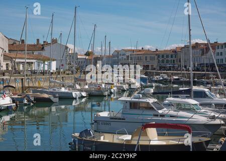 Blick auf einen Hafen und Hafen mit Booten in Saint Martin Ile de Re in Frankreich. Stockfoto