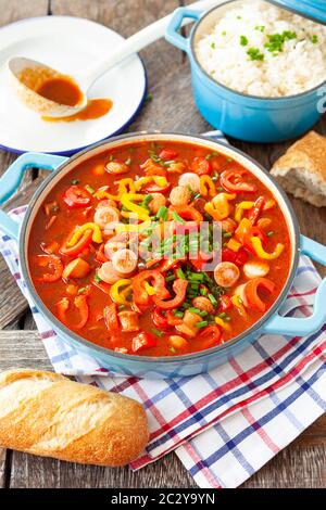 Herzhafter Eintopf mit deutschen Würstchen und Paprika Stockfoto