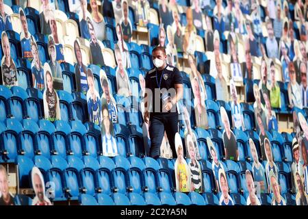 Pappbilder von Fans in den Tribünen während des Sky Bet League zwei Play-off Halbfinale erste Etappe Spiel im JobServe Community Stadium, Colchester. Stockfoto