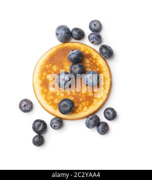 Süße hausgemachte Pfannkuchen und Blaubeeren isoliert auf weißem Hintergrund. Stockfoto