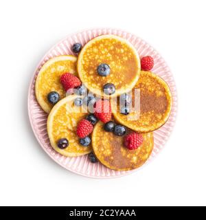 Süße hausgemachte Pfannkuchen mit Blaubeeren und Himbeeren isoliert auf weißem Hintergrund. Stockfoto