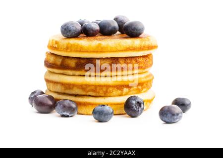 Süße hausgemachte Pfannkuchen und Blaubeeren isoliert auf weißem Hintergrund. Stockfoto