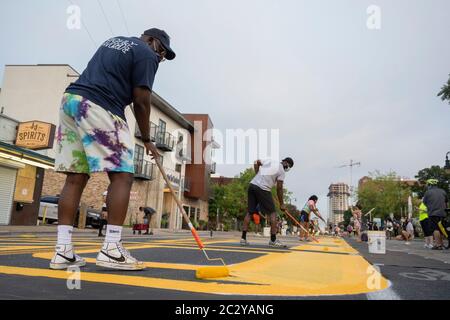 Austin, USA. Juni 2020. Austin, TX USA 18. Juni 2020: Straßenkünstler malen ein Wandbild in der Innenstadt von East 11th St, das sagt "Black Artists Matters" an zwei Tagen, nachdem dieselbe Gruppe "Black Austin Matters" in großen gelben Buchstaben auf der Congress Avenue, der Hauptstraße von Austin, TX, gemalt hatte. Mehrere andere US-Städte haben Wandbilder geschaffen, beginnend mit der "Black Lives Matter" in der Nähe des Weißen Hauses in Washington, DC.Quelle: Bob Daemmrich/Alamy Live News Stockfoto