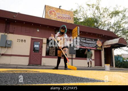 Austin, TX USA 18. Juni 2020: Die Straßenkünstlerin Vanessa Mora hilft, ein Wandbild vor dem legendären Victory Grill in der East 11th Street zu malen, das zwei Tage lang "Black Artists Matters" sagt, nachdem die Gruppe "Black Austin Matters" in großen gelben Buchstaben auf der Congress Avenue, der Hauptstraße von Austin, TX, gemalt hatte. Mehrere andere US-Städte haben Wandbilder geschaffen, beginnend mit der "Black Lives Matter" in der Nähe des Weißen Hauses in Washington, DC.Quelle: Bob Daemmrich/Alamy Live News Stockfoto