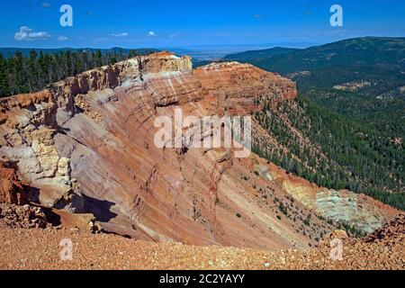 Erodiertes Naturamphitheatre in den Bergen an Den Wällen Übersehen in Cedar Breaks National Monument in Utah Stockfoto