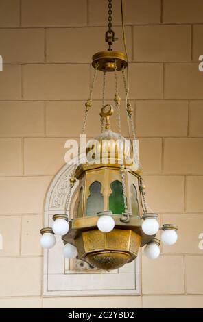 An der Decke eines Gebäudes hängt eine alte orientalische Lampe Stockfoto