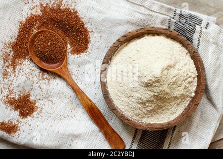 Teelmehl in einer Schüssel und Teelkorn mit Löffelblick Stockfoto