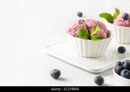 Heidelbeer-Eis, Sorbet in Schüssel auf weiß. Leerzeichen für Text. Stockfoto