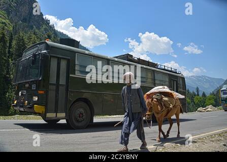 Ganderbal, Indien. Juni 2020. Ein indischer Armee Konvoi bewegen sich entlang einer Autobahn, die nach Ladakh. 20 indische Soldaten, darunter ein Oberst, wurden bei gewaltsamen Zusammenstößen mit der chinesischen Armee im umstrittenen Grenzgebiet getötet. (Foto von Musaib Mushtaq/Pacific Press) Quelle: Pacific Press Agency/Alamy Live News Stockfoto