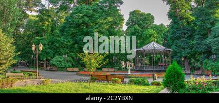 Odessa, Ukraine - 06.16.2019. Morgen Sommer in der Stadt, im historischen Zentrum von Odessa, Ukraine Stockfoto