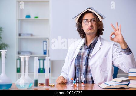 Chemielehrer während der Vorlesung in der Hochschule Stockfoto