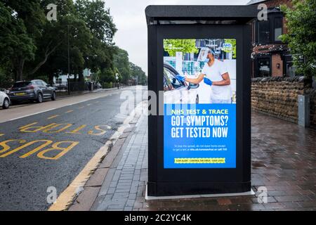NHS-Test- und Trace-Meldung. Covid-19 Coronavirus-Sperrmeldung auf einer Busstation auf einer leeren Straße, Nottinghamshire, England, Großbritannien Stockfoto