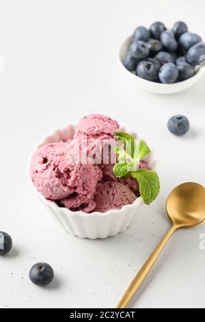 Heidelbeer-Eis in Schalen auf weiß. Stockfoto