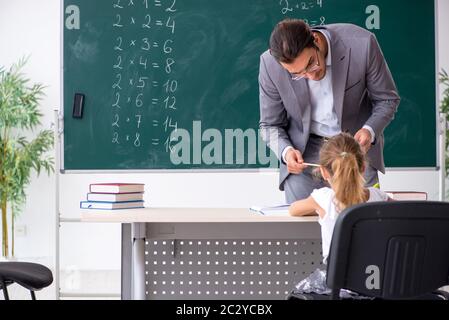 Lehrer mit jungen Mädchen im Klassenzimmer Stockfoto