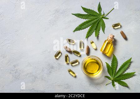 Cannabisöl, Pillen und grüne Blätter. Stockfoto