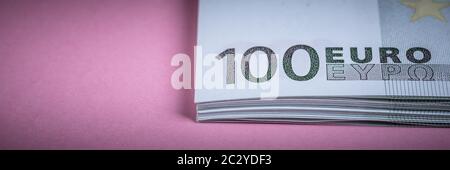 Euro cash auf einem Lila, Lila und Rosa Hintergrund. Euro Banknoten Geld. Euro Geld. Euro Rechnung. Für text Stockfoto