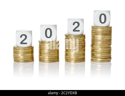 Steigende Münze Stacks mit Buchstaben Würfel - 2020 Stockfoto