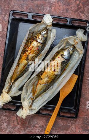 Makrele in Pergament gebacken. Stockfoto