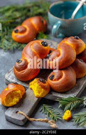 Hausgemachte schwedische Brötchen mit Safran und Rosinen. Stockfoto