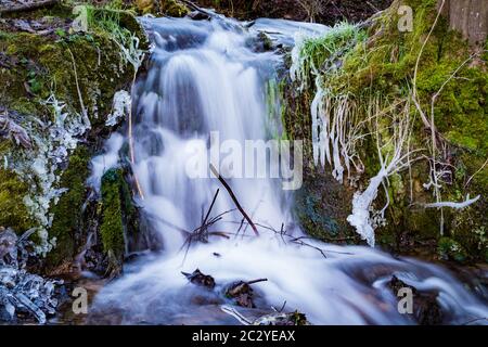 Kleiner Wasserfall in der Fränkischen Schweiz Stockfoto