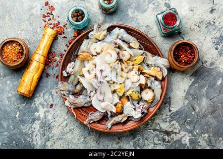 Rohe Meeresfrüchte mit frischen Muscheln, Muscheln, Tintenfisch, Garnelen und Gewürzen Stockfoto