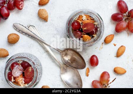 Chia Pudding Parfait mit roten Trauben und Mandeln Draufsicht Stockfoto