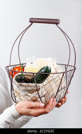 Frau hält in den Händen mit frischem Gemüse und fuits in Textilbeutel Stockfoto
