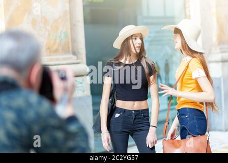 Fotograf bei einem Shooting in Neapel mit zwei Modellen. Stockfoto