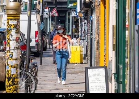 London - Juni 2020: Frau in der Hauptstraße in East London, die Gesichtsmaske trägt, nachdem die Coronavirus-Sperre aufgehoben wurde Stockfoto
