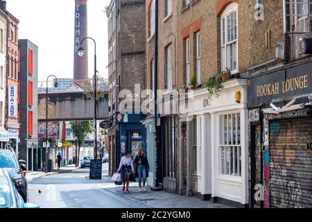 LONDON - JUNI 2020: Brick Lane, eine Wahrzeichen Straße im East End von London, bekannt für seine Hipster und seine bengalischen Gemeinden Stockfoto