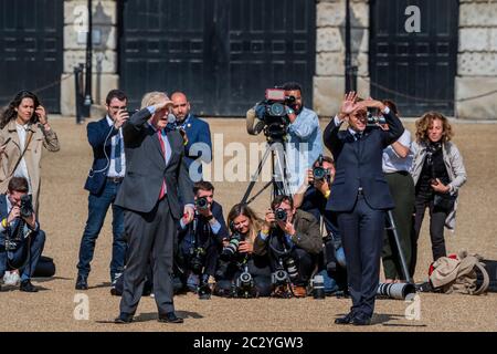London, Großbritannien. Juni 2020. Macron trifft Boris Johnson in der Downing Street und dann beobachten sie die roten Pfeile, wie sie mit französischen Pendants La Patrouille de France einen Flipast auf der Horse Guards Parade durchführen. Präsident Emmanuel Macron besucht London zum 80. Jahrestag der Ausstrahlung von General Charles De Gaulles im 2. Weltkrieg. Er gibt London die Legion D'Honeur und trifft den Prinzen von Wales und Boris Johnson. Kredit: Guy Bell/Alamy Live Nachrichten Stockfoto