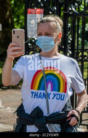 London, Großbritannien. Juni 2020. Ein NHS-Unterstützer mit Regenbogen-T-Shirt-Uhren - Macron trifft Boris Johnson in der Downing Street und dann beobachten sie die Red Arrows, wie sie mit französischen Kollegen La Patrouille de France einen Flipast auf der Horse Guards Parade durchführen. Präsident Emmanuel Macron besucht London zum 80. Jahrestag der Ausstrahlung von General Charles De Gaulles im 2. Weltkrieg. Er gibt London die Legion D'Honeur und trifft den Prinzen von Wales und Boris Johnson. Kredit: Guy Bell/Alamy Live Nachrichten Stockfoto