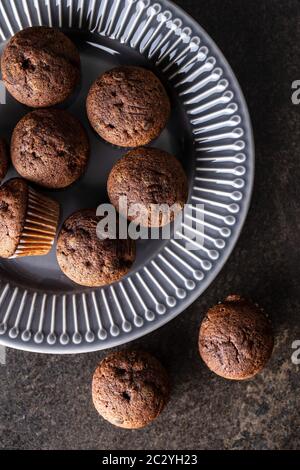 Schmackhafte Schokoladenmuffins. Süße Cupcakes auf dem Teller. Draufsicht. Stockfoto