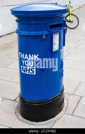 London, UK - 17. Juni 2020: Eine blaue Postbox vor dem St. Thomas Hospital in London, UK, zur Unterstützung des NHS-Personals während des Coronavirus pa Stockfoto